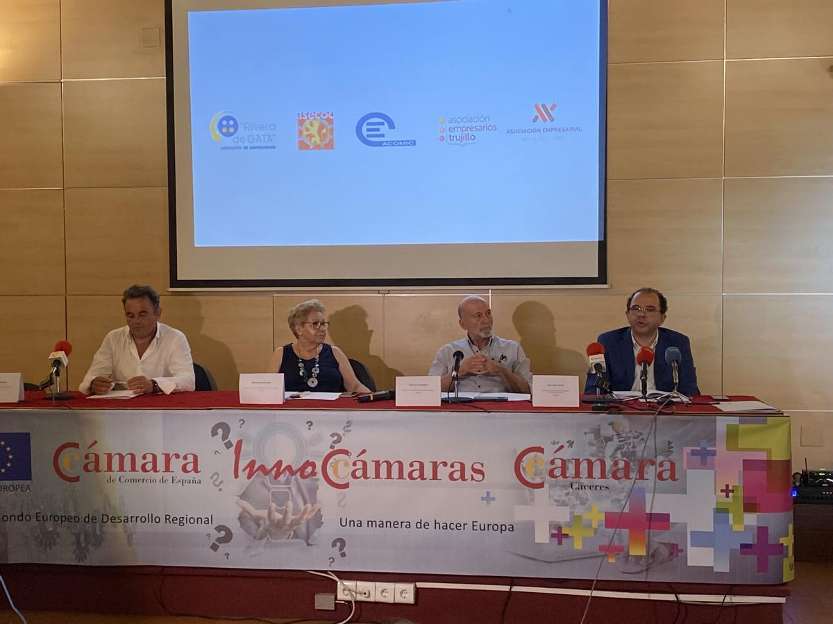 Los presidentes de las distintas asociaciones en la presentación de la Federación