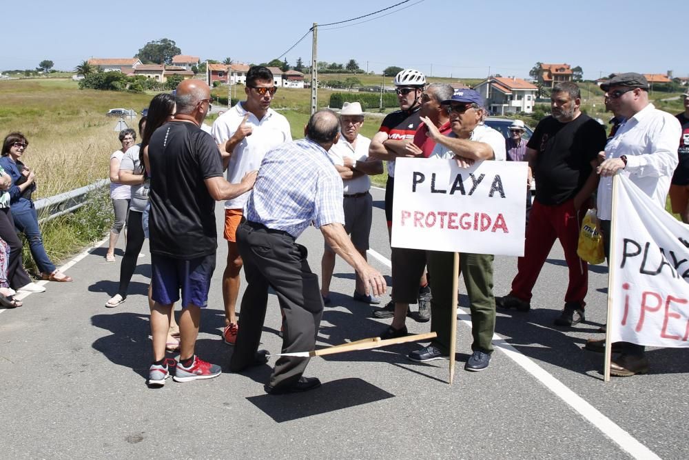 Concentración de los vecinos de Bayas, en Castrillón, contra la presencia de perros en la playa