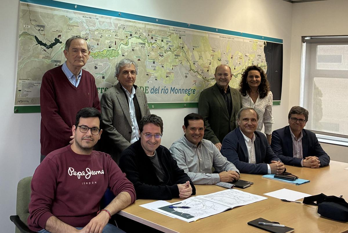 El comisionado para la Recuperación, segundo por la izquierda de pie, con miembros de la UA