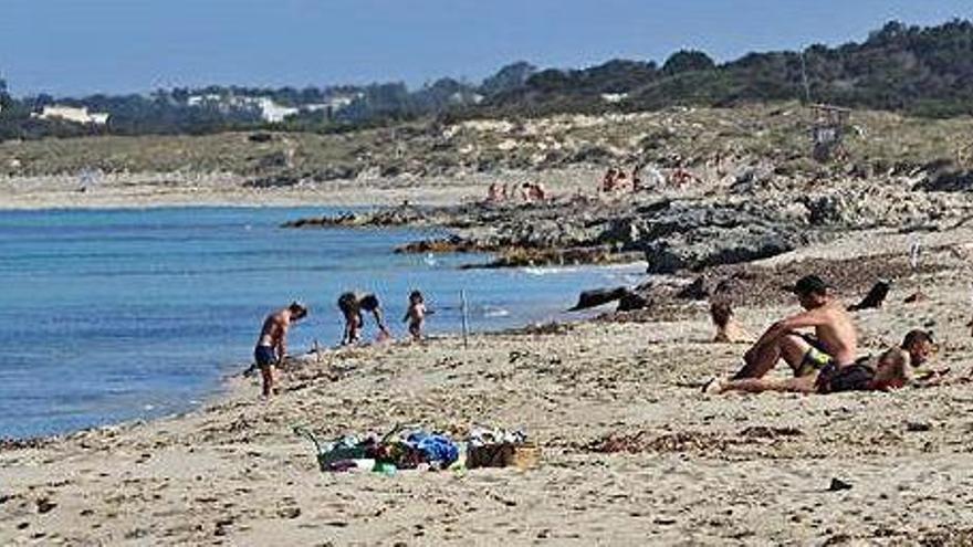 Bañistas disfrutan de la playa en Formentera esta semana, después de que la isla pasara a la fase 2.