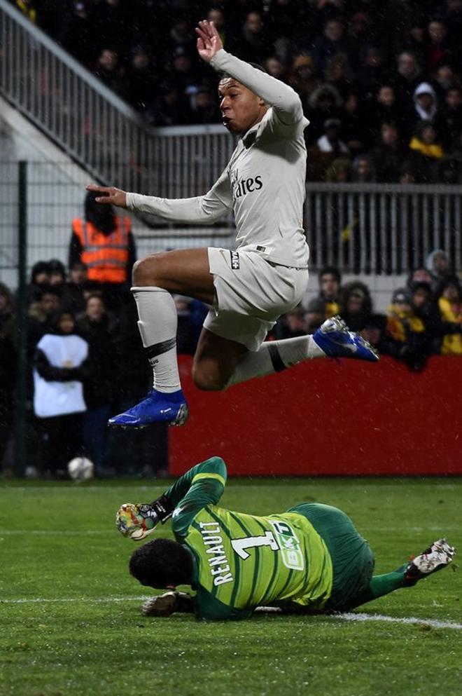 Kylian Mbappe salta sobre el portero del Orleans Thomas Renault durante el partido de la Copa de Francia entre Orleans y Paris Saint-Germain (PSG), en el Estadio La Source en Orleans