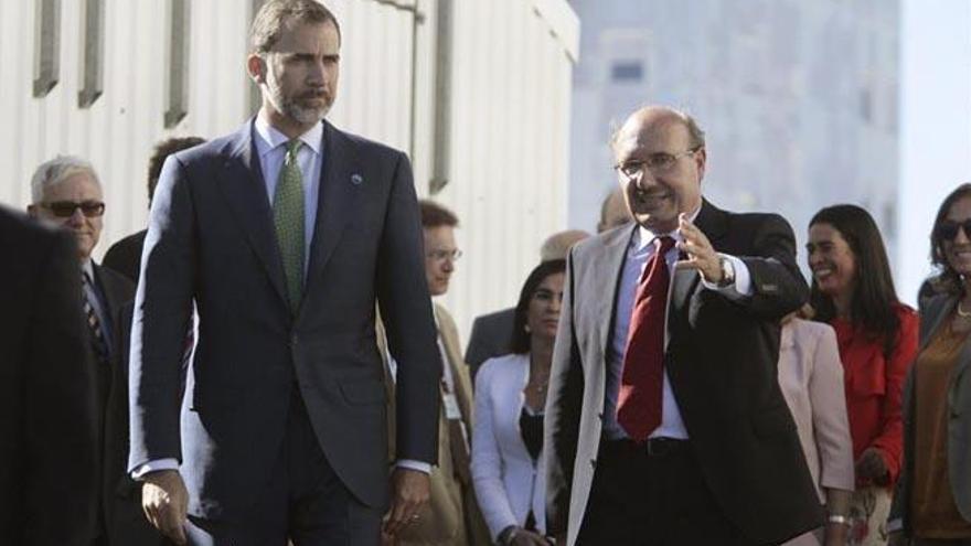 El rey Felipe VI conversa con el director del IAC, Rafael Rebolo (d), durante el acto conmemorativo de los 30 años de los Observatorios de Canarias.