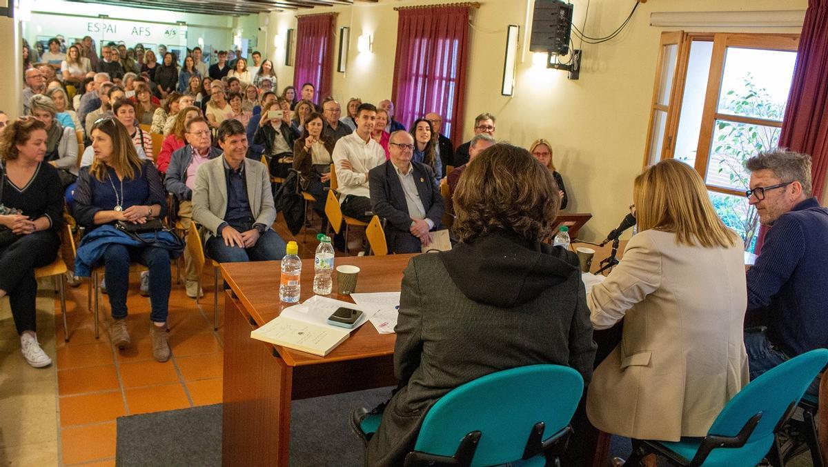 La Biblioteca de Gandi, llena de gente con motivo del acto literario
