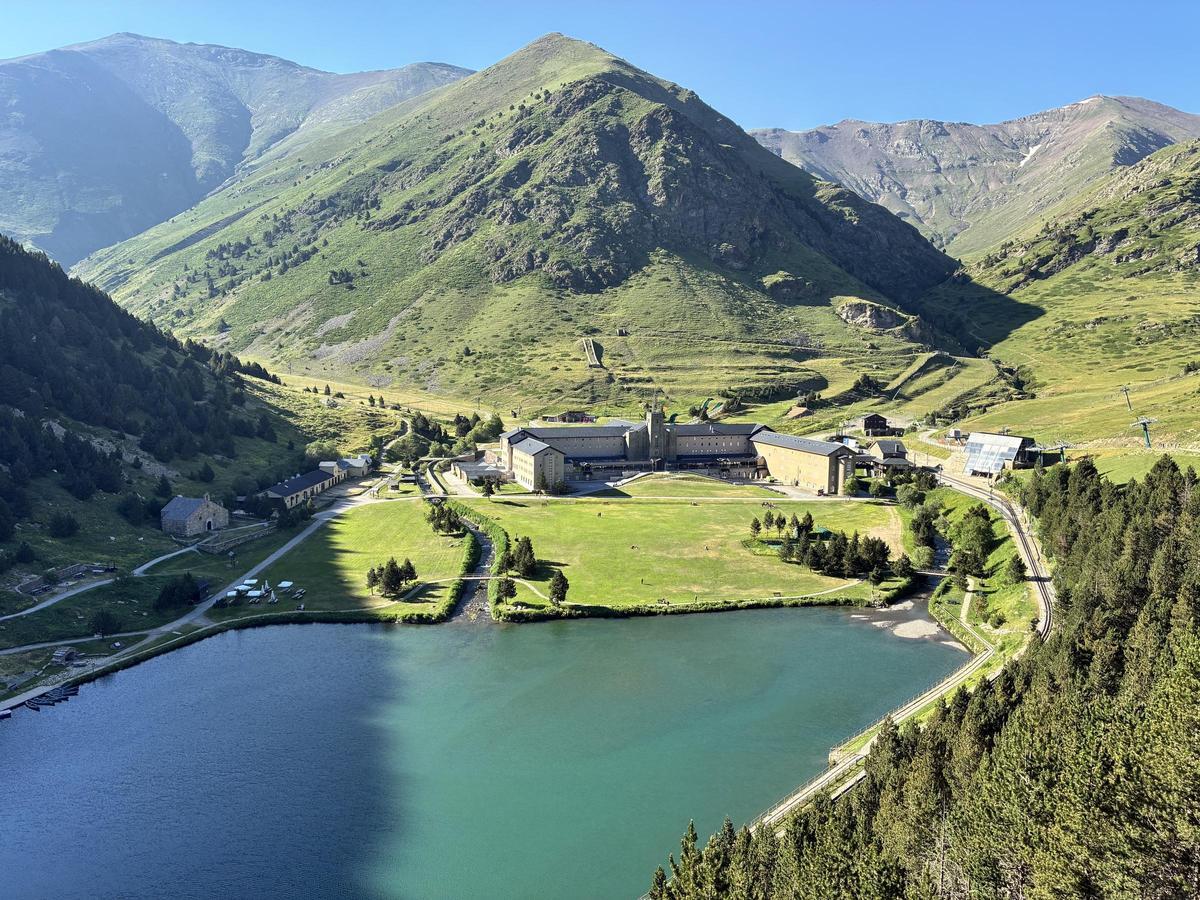 El santuari de Núria i el seu entorn vistos des del nou mirador que s’ha estrenat aquest estiu.