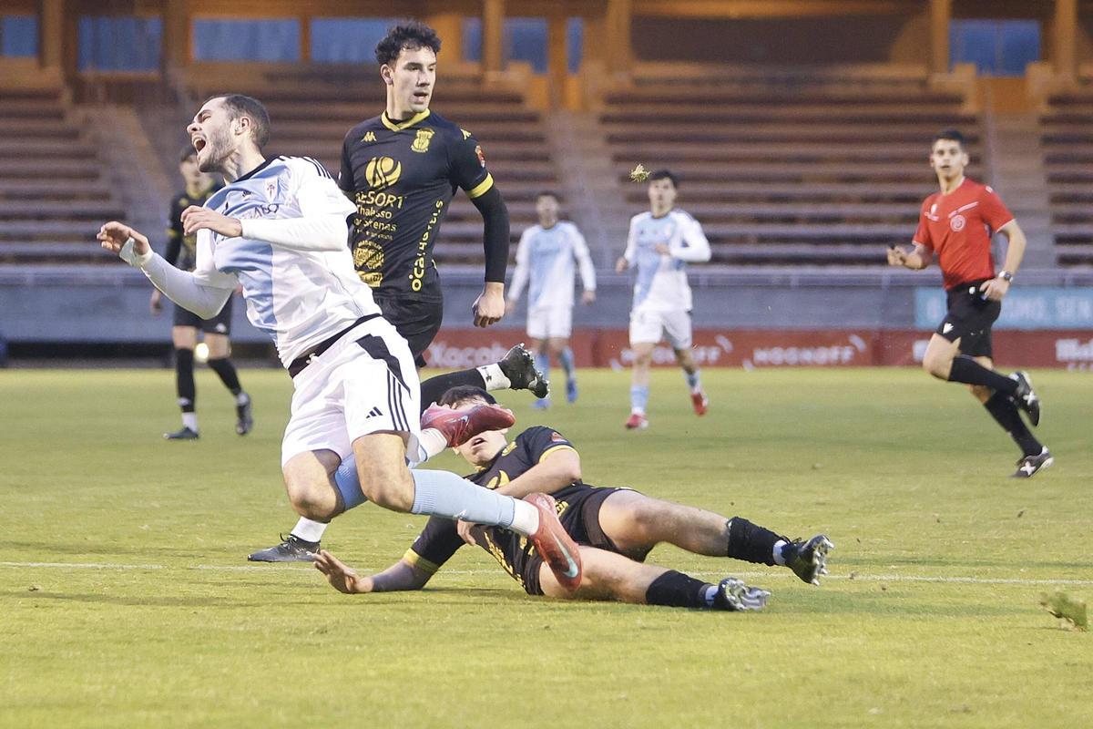 Jorge Maceira recibe la entrada de un rival en un duelo disputado en el estadio de San Lázaro.