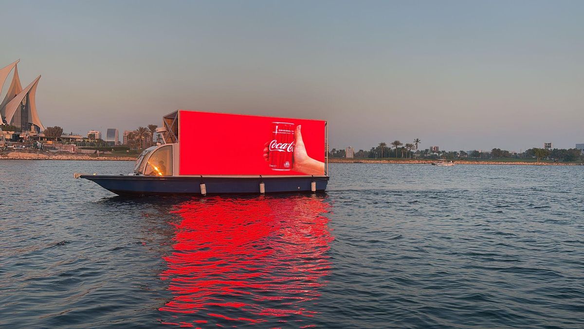 Una pantalla LED amb publicitat de Coca-Cola en un barco