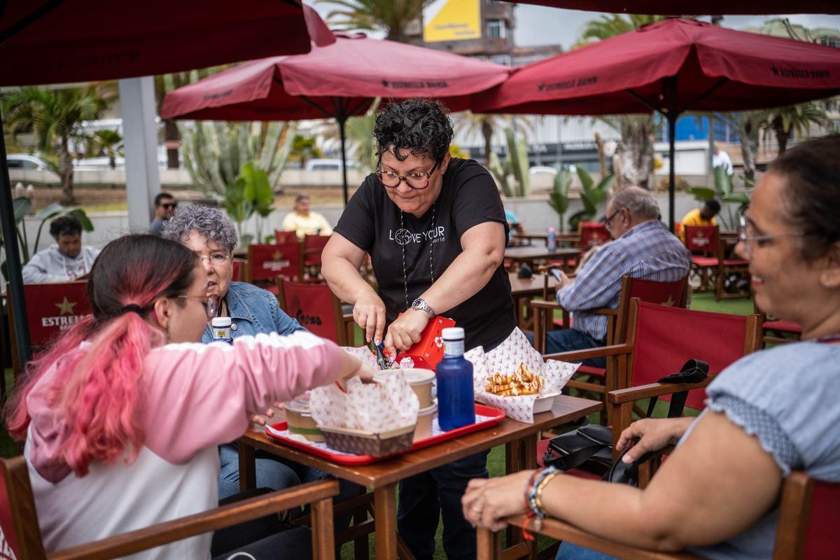 Colas en el estreno en Tenerife de GoXo, la food truck de Dabiz Muñoz