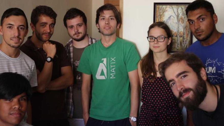 Un grupo de actores de «Dime algo», ayer en un ensayo. De izquierda a derecha, Adrián Fernández, Pablo Campillo, Daniel Suárez, Juan Linera, Cris Moutas y Ángel Candas. Abajo, de izquierda a derecha, Román Joglar y Adrián Álvarez.