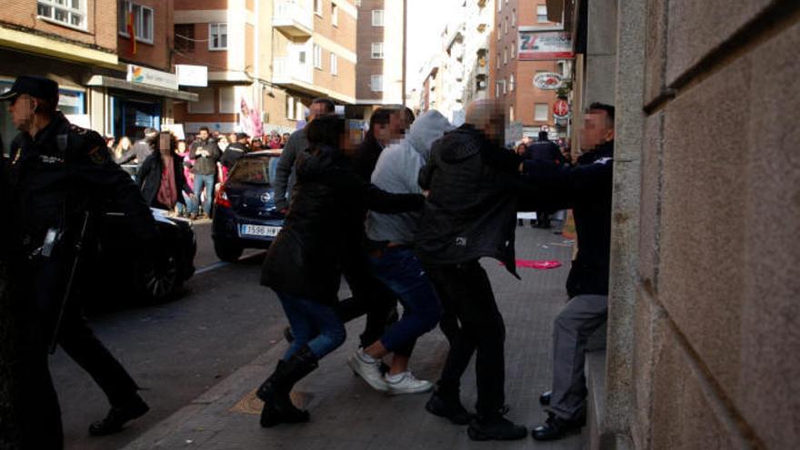 El menor entra en los Juzgados de Zamora escoltado por agentes.