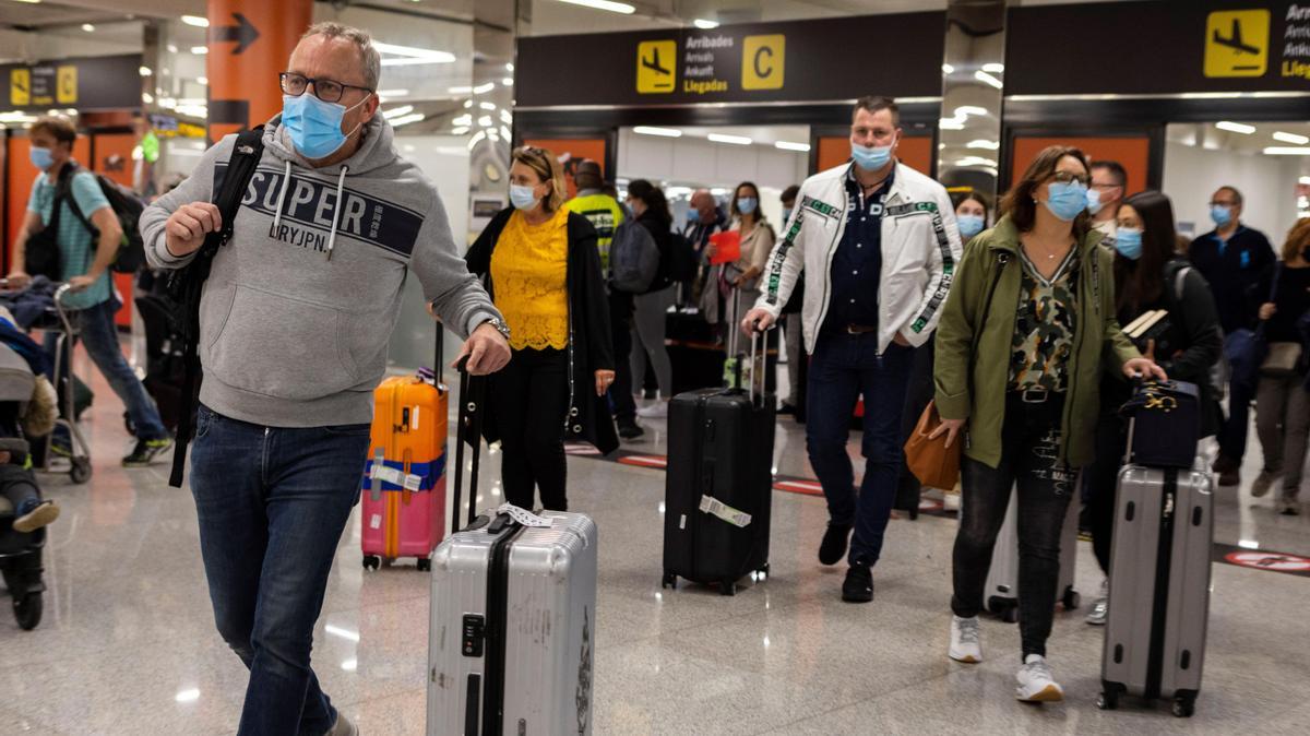 Pasajeros en un aeropuerto.