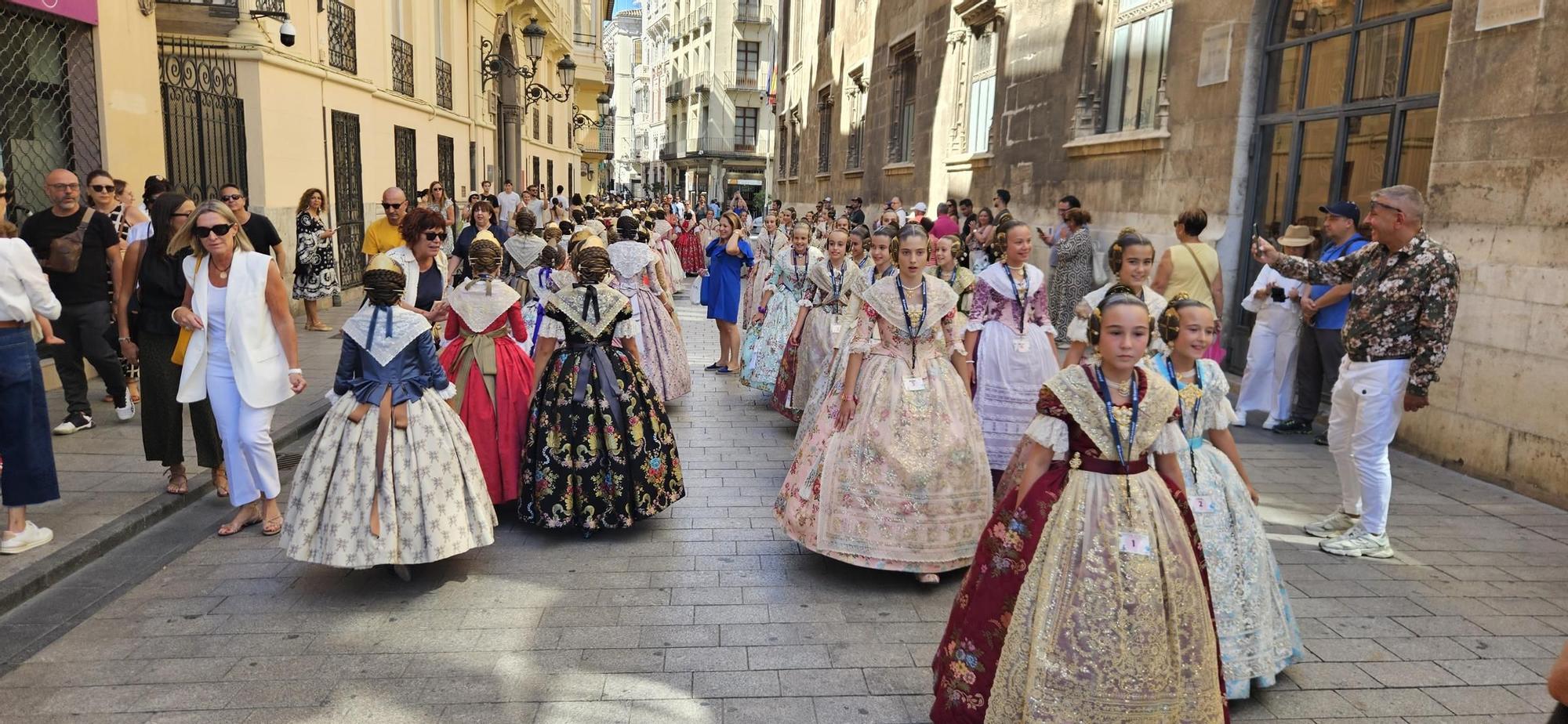 El centro de València recibe a las candidatas a Fallera Mayor Infantil 2025