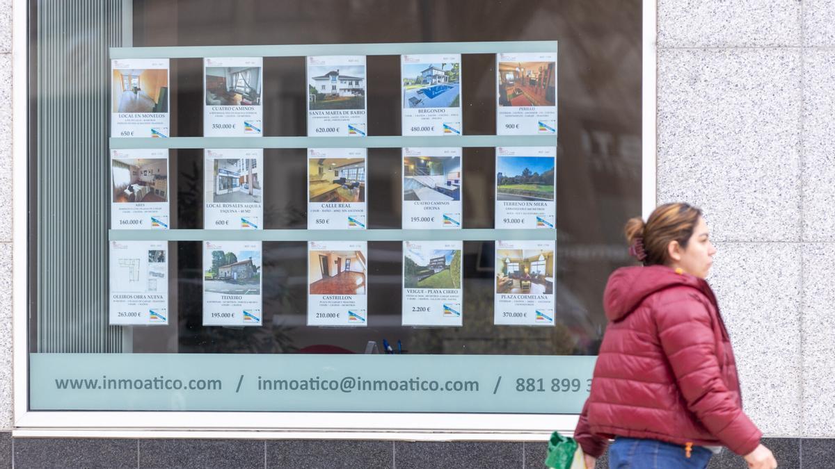 Anuncios de pisos en una inmobiliaria en A Coruña