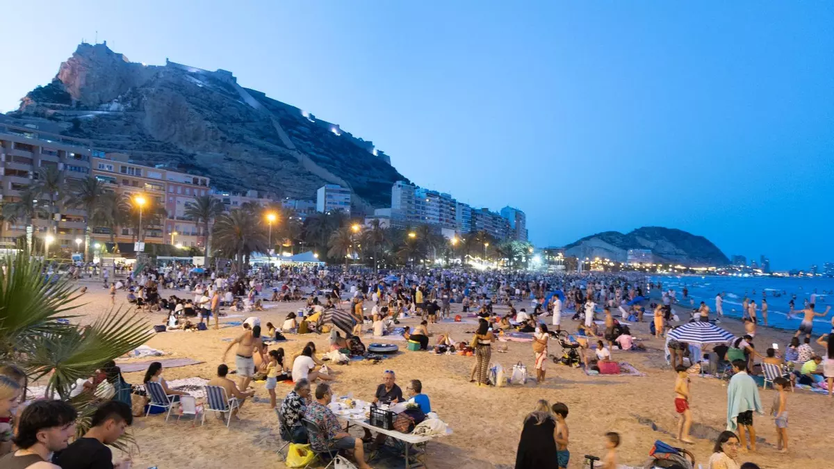 Una noche de San Juan atípica, sin hogueras en Alicante: "Nos ha chocado mucho"