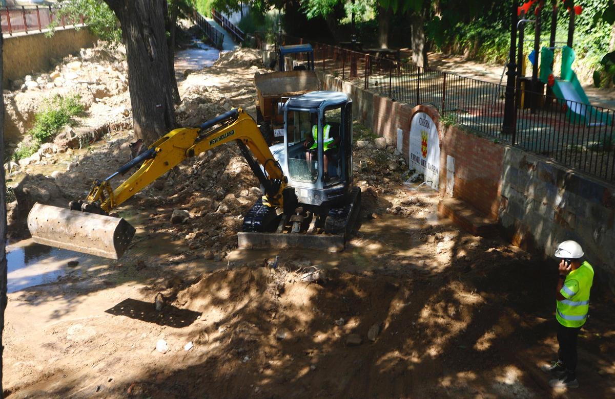 Máquinas trabajando en una de las fuentes de Chera.