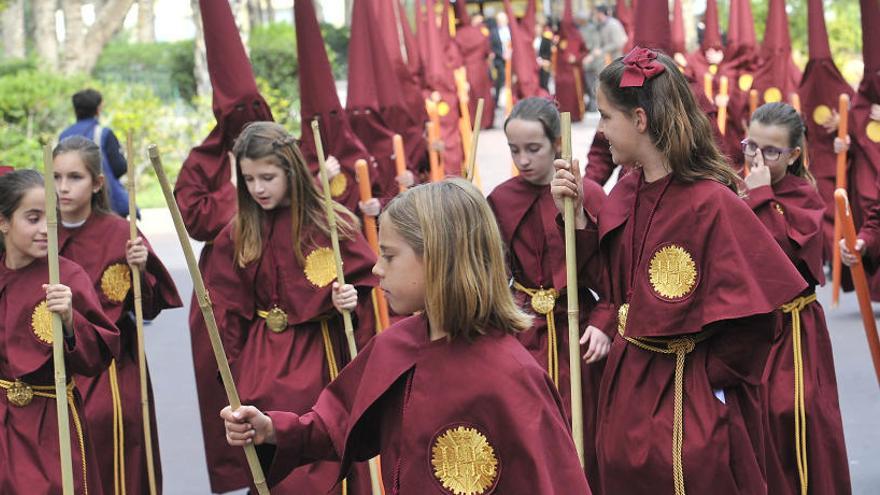 Las hermandad de las Jesuitinas se estrena en la Semana Santa de Elche