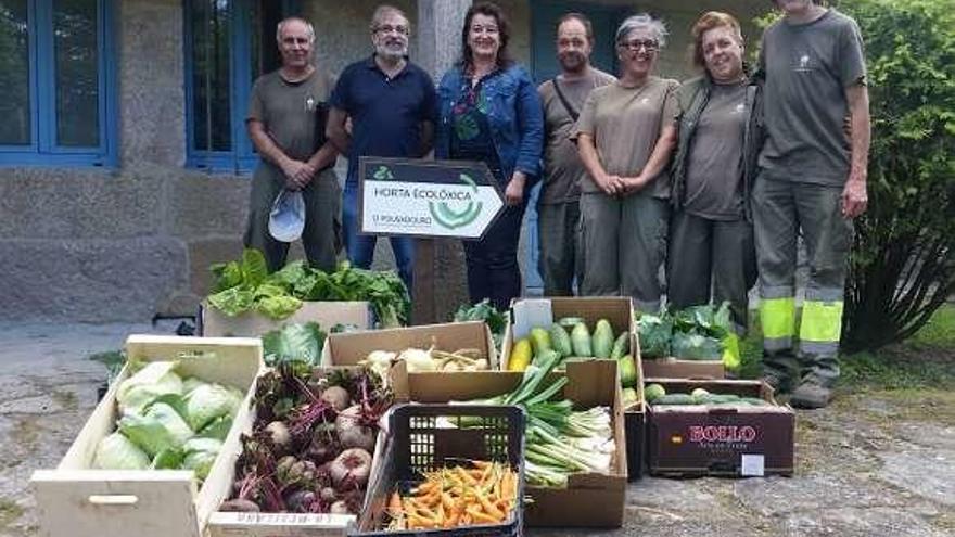 Participantes en el taller, con la edil Amoedo y parte de la cosecha.