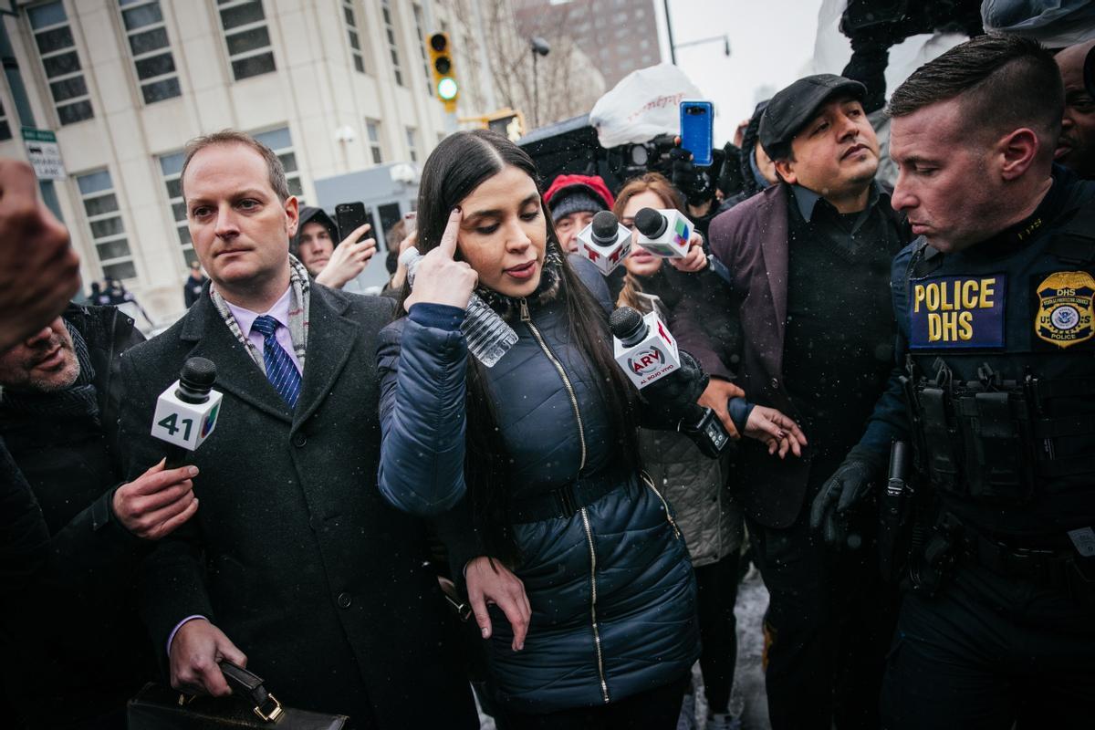 Emma Coronel Aispuro rodeada de periodistas a la salida del juicio de su esposo Joaquín 'El Chapo' Guzmán en el Tribunal Federal de los Estados Unidos en Brooklyn, Nueva York, el 12 de febrero de 2019.