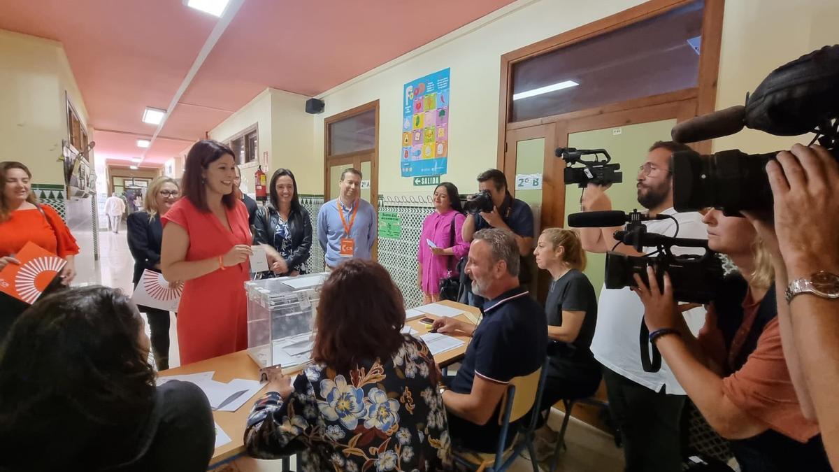 La candidata Noelia Losada, votando en el colegio Julio Caro Baroja de Guadalmar.