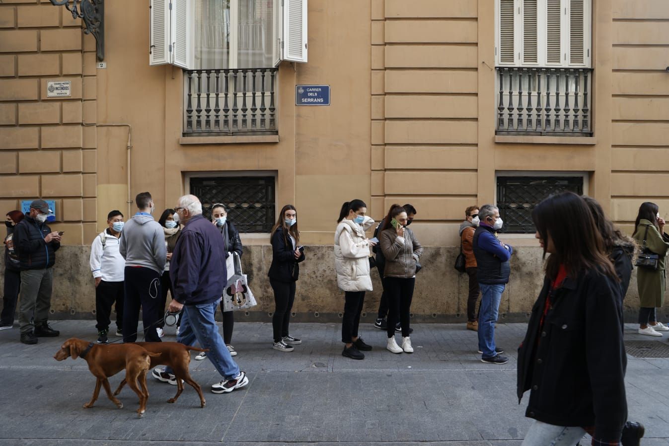 Colas para vacunarse en la plaza de Manises