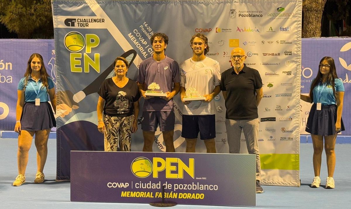 Ganov y Stefanov, con los trofeos de finalistas en la competición de dobles del torneo pozoalbense.