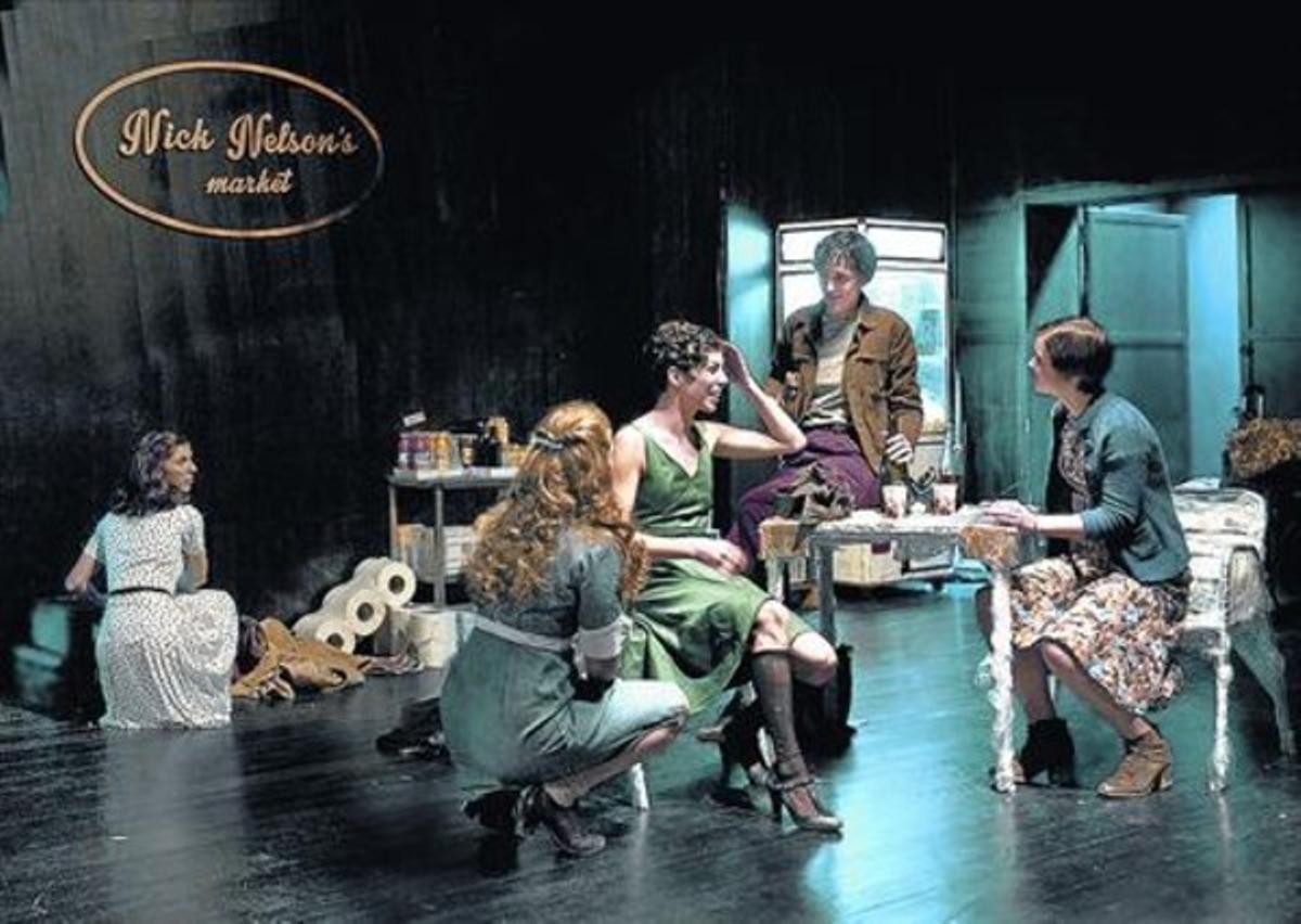 Muntatge coral 8Les cinc actrius del repartiment, en una escena de ’Somni americà’.
