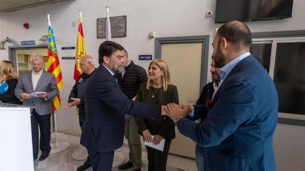 El alcalde, Luis Barcala, y el grupo municipal de Vox inauguraron la oficina en noviembre