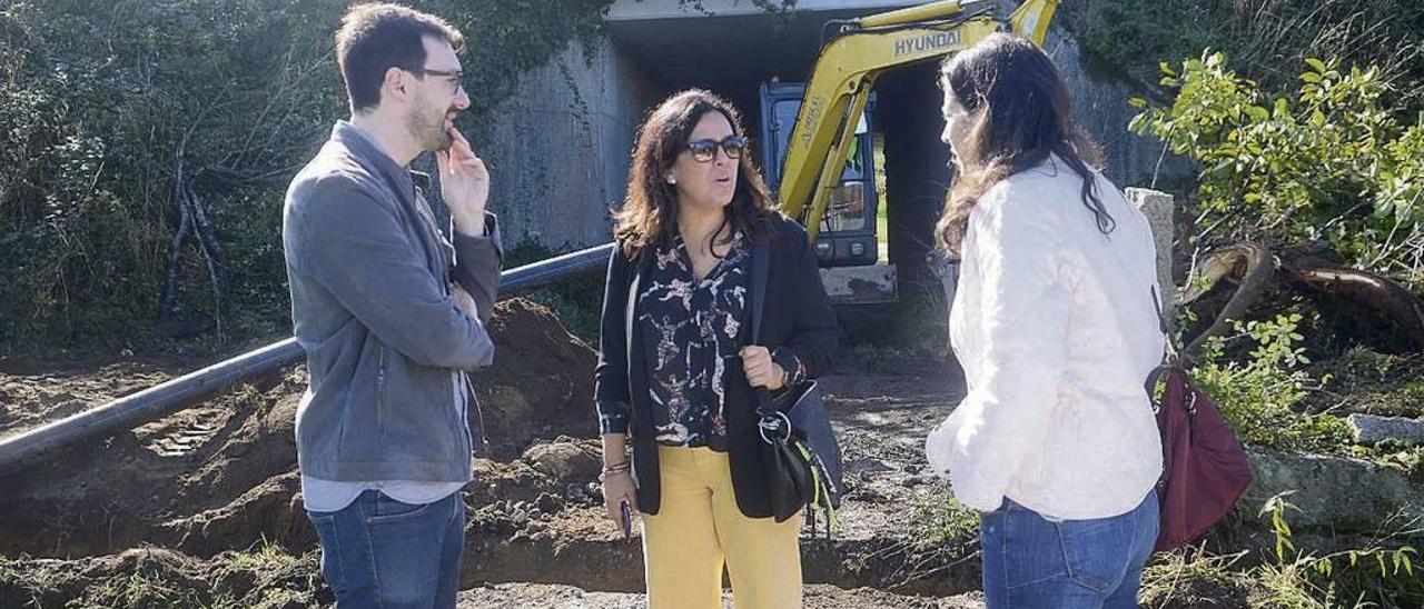 Marta Giráldez, en el centro, durante su visita a las obras del bombeo en San Salvador. // Noé Parga