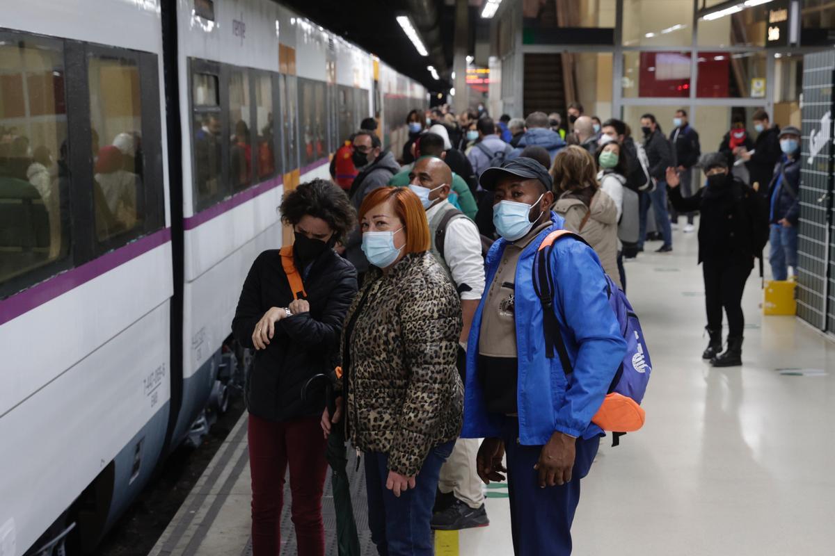 Primer laborable de Rodalies en obres: desconcert dels viatgers; normalitat, segons Renfe