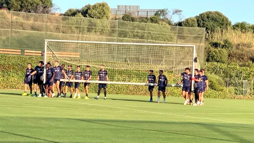 El Castellón, entrenando en Estepona, donde hizo escala de camino a la Línea de la Concepción.