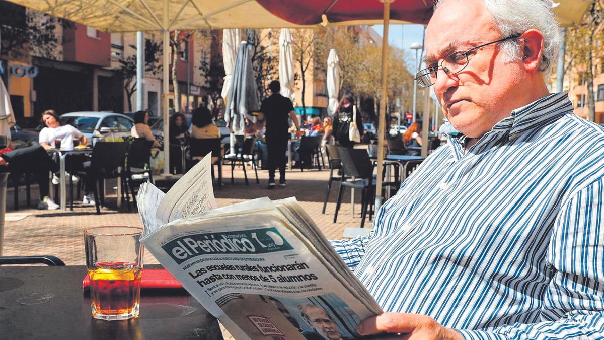 Un asiduo lector cacereño disfruta de  El Periódico Extremadura en una terraza de la ciudad.
