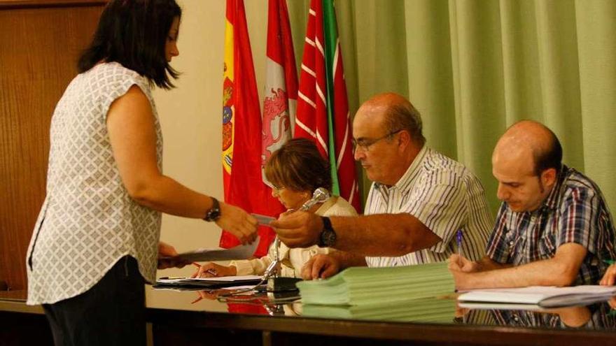 Una profesora recoge sus credenciales de manos del director provincial de Educación, Fernando Prada.