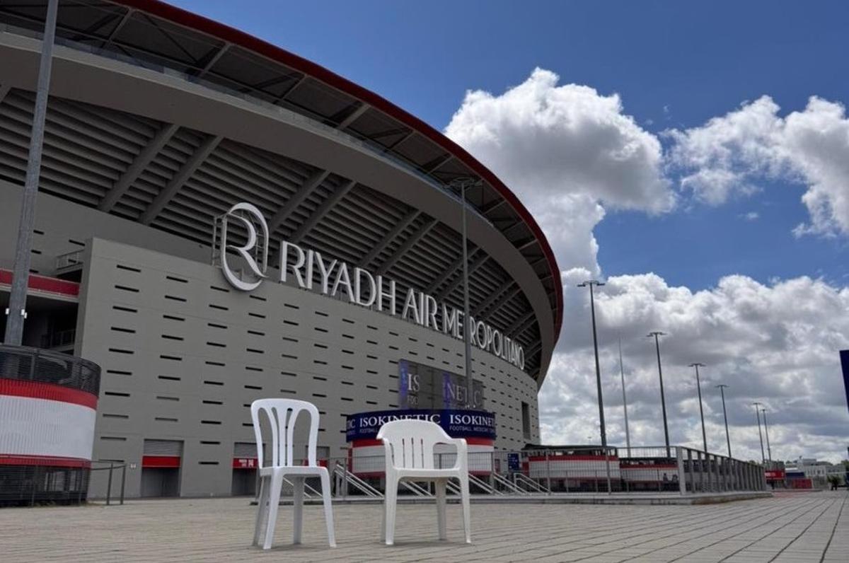 Bad Badny's last album cover chairs at the Metropolitan Stadium.