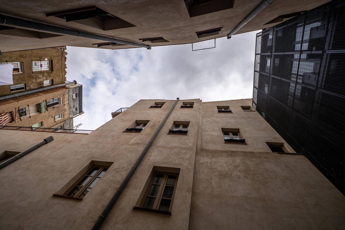 Así ha quedado una finca histórica del Raval rehabilitada como vivienda pública