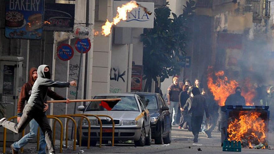 Al menos nueve heridos en violentas manifestaciones por la muerte de un joven en Grecia