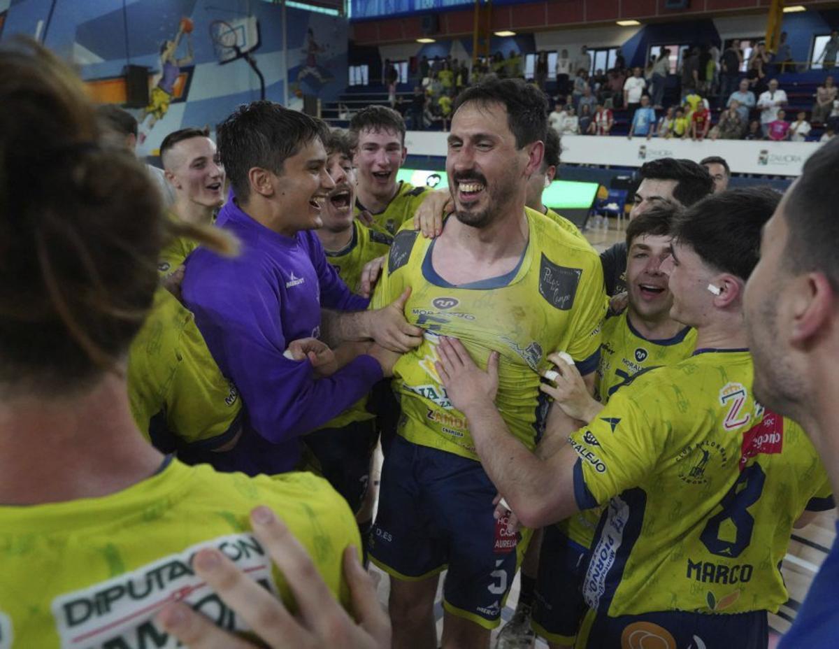 Fernando recibe el cariño de la plantilla del BM Caja Rural Zamora.