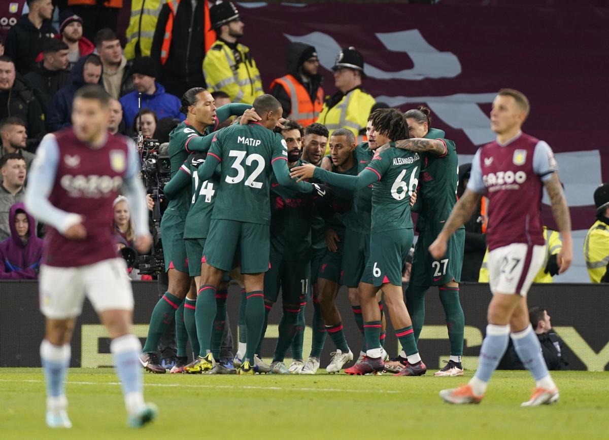 Los jugadores del Liverpool se abrazan tras el 0-2, obra de Van Dijk.