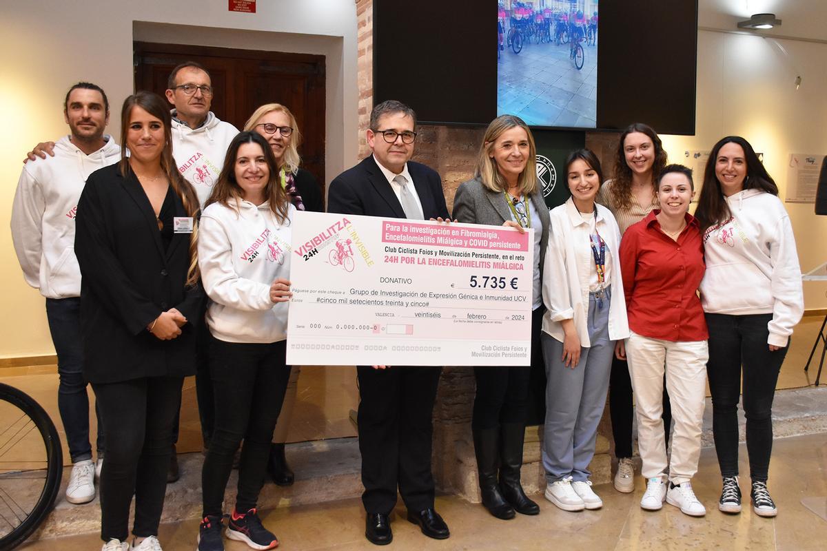 Acto de reconocimiento a la asociación que ha donado más de 5.000 euros para investigación