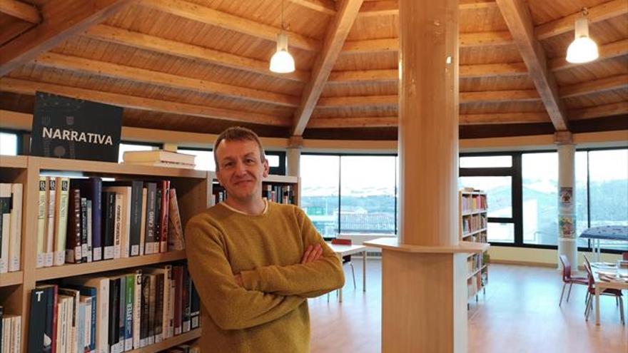 La biblioteca sigue recibiendo la visita de ilustres escritores