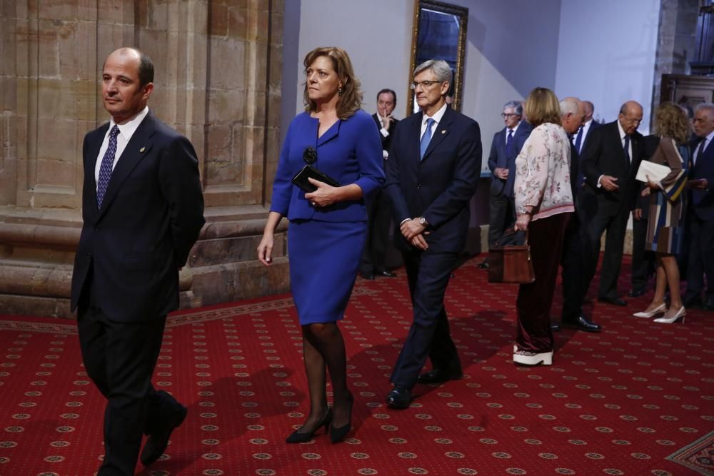 El Rey Felipe VI impone las insignias a los galardonados con los premios "Princesa de Asturias" 2017