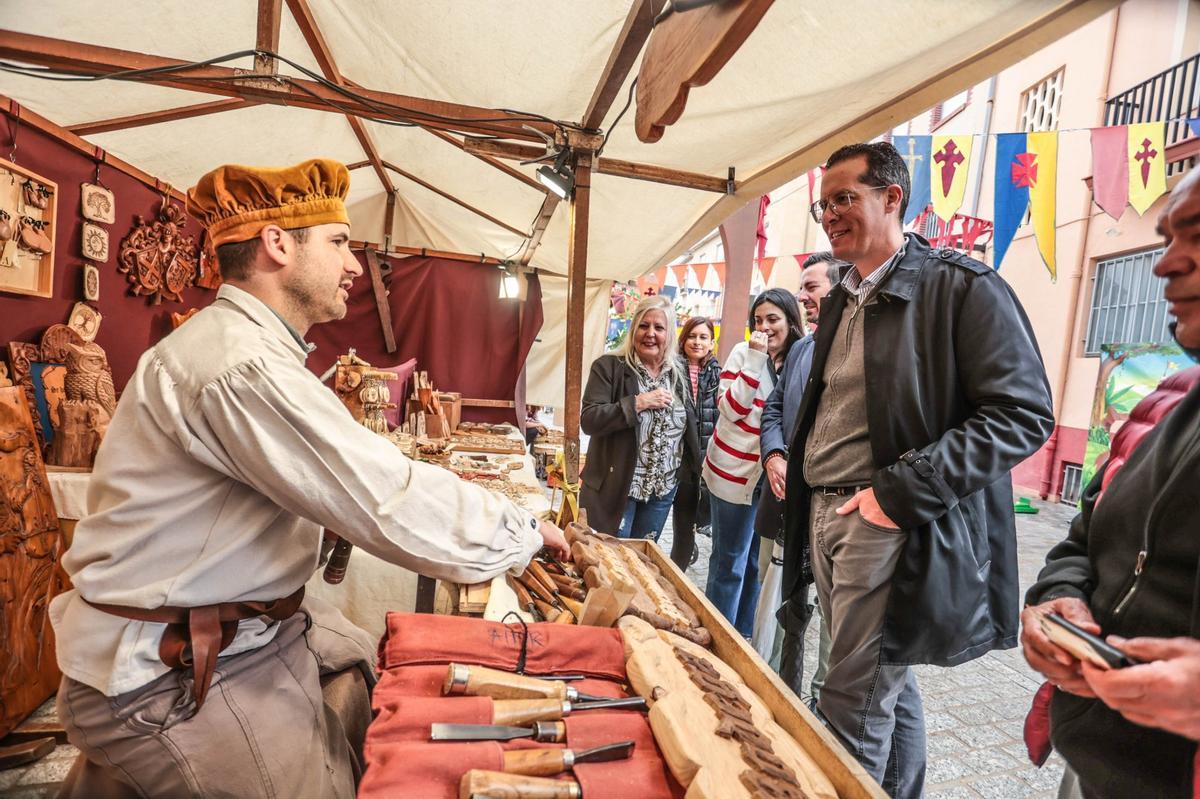 El alcalde de Elda, Rubén Alfaro, en un puestp durante la pasada edición de la feria medieval.