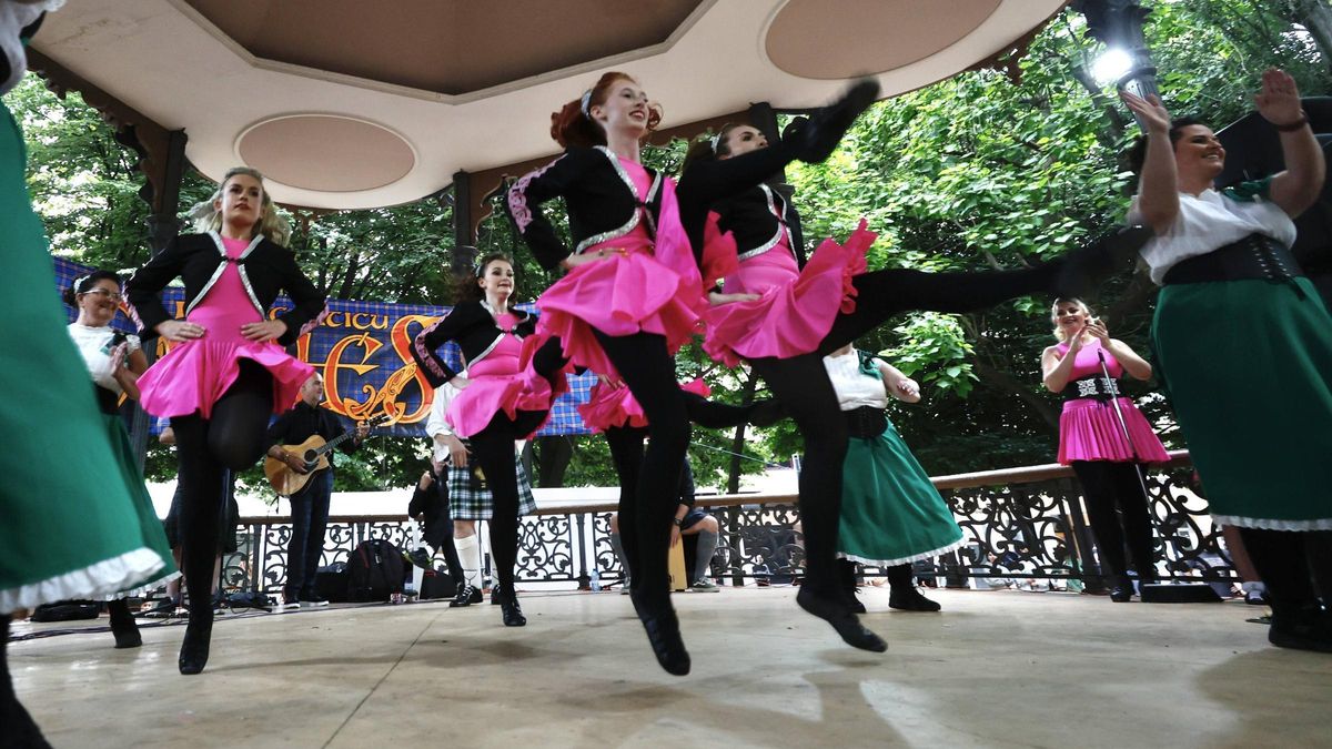 Así fue la colorida actuación del grupo norirlandés "Keltic Flair" en el festival Intercélticu de Avilés