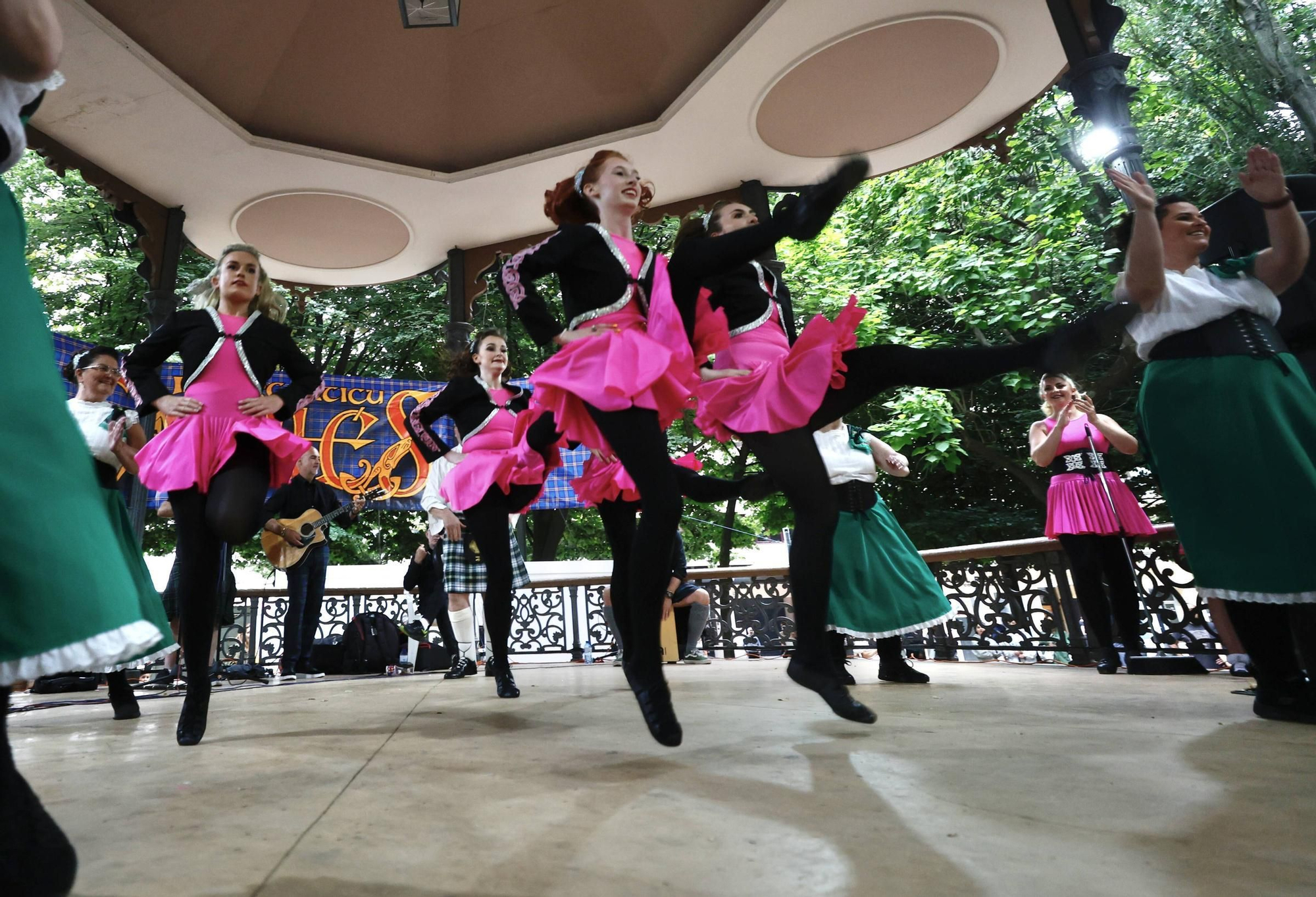 Así fue la colorida actuación del grupo norirlandés "Keltic Flair" en el festival Intercélticu de Avilés