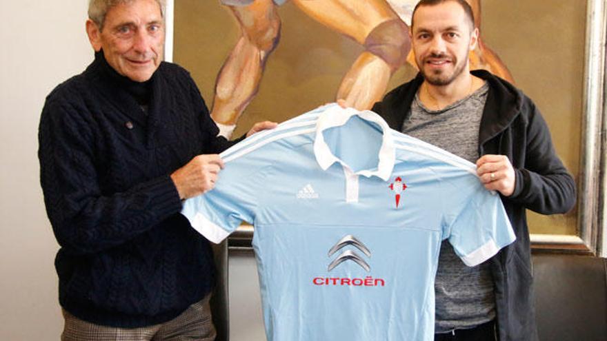 Díaz posa con la camiseta del Celta junto a Mouriño