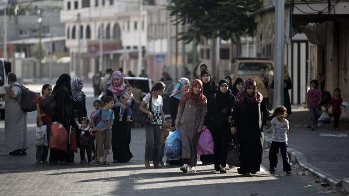 Familias palestinas abandonan la ciudad de Gaza ante el temor de nuevos bombardeos israelís, este viernes.