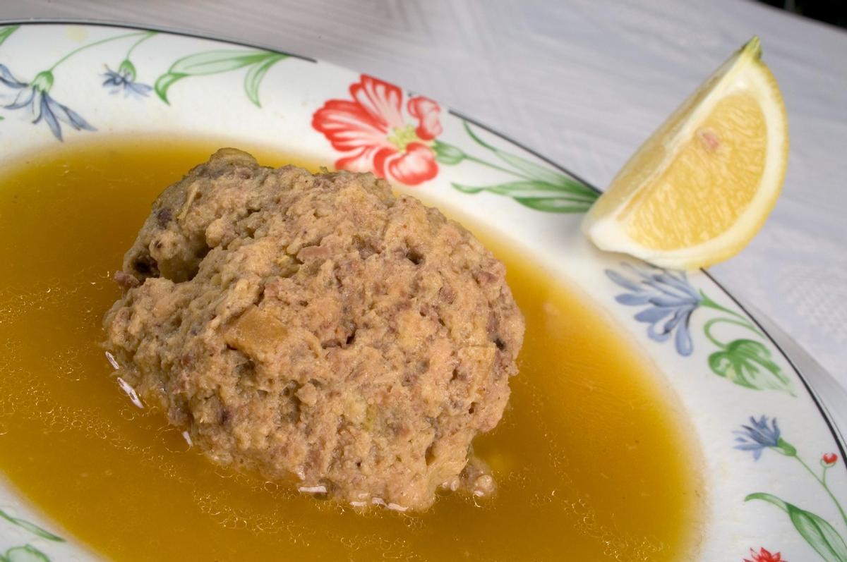 Cocidas en caldo, las fasiuras resultan tiernas y jugosas, aportando calidez a cualquier comida.