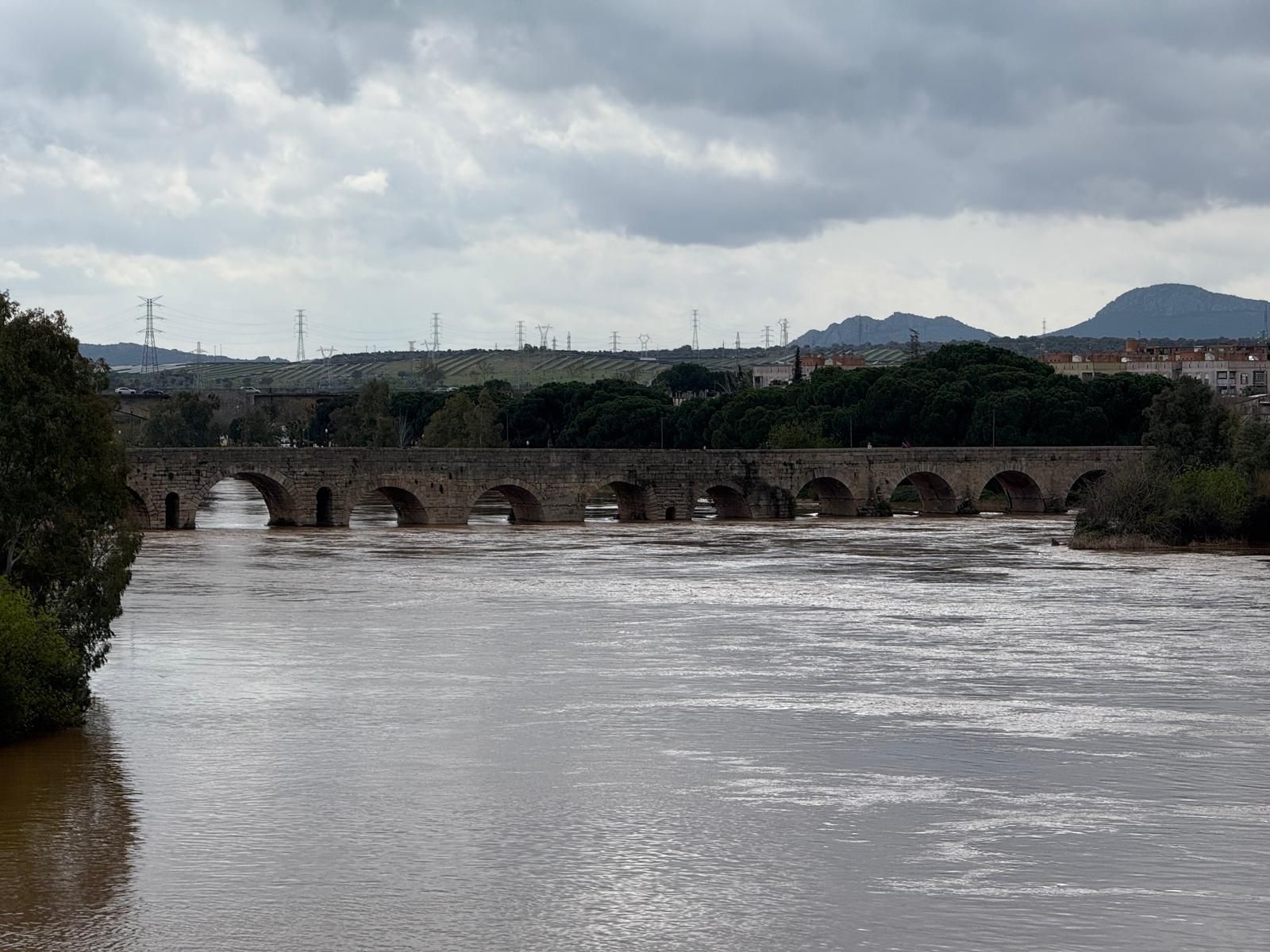 Así de crecido pasa el caudal del río Guadiana por Mérida
