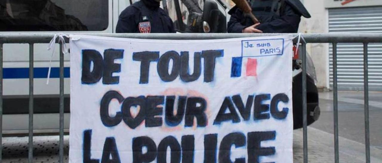 Carteles en distintos lugares de París en los que se agradece el trabajo de los policías y se anima a encarar unidos los acontecimientos.