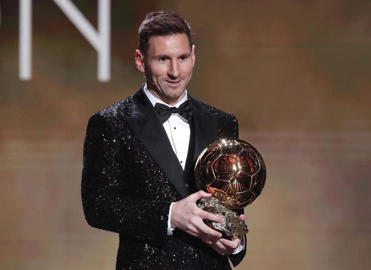 Leo Messi, con el Balón de Oro 2021.