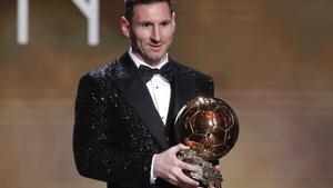 Leo Messi, con el Balón de Oro 2021.