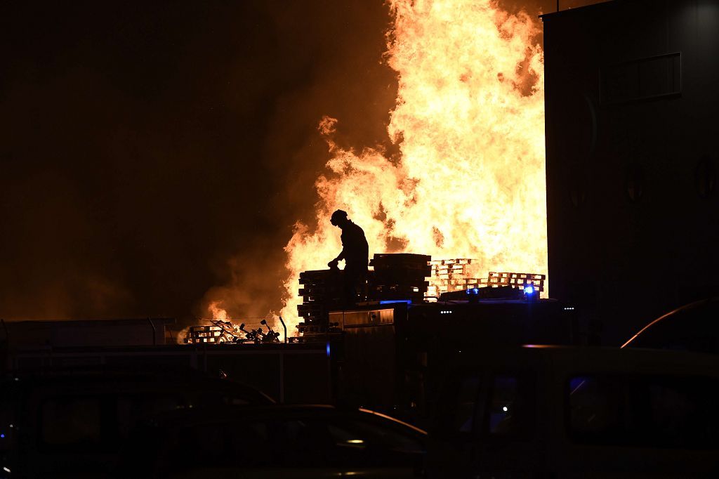 Estas son las imágenes que el aparatoso incendio de Puente Tocinos ha dejado este sábado